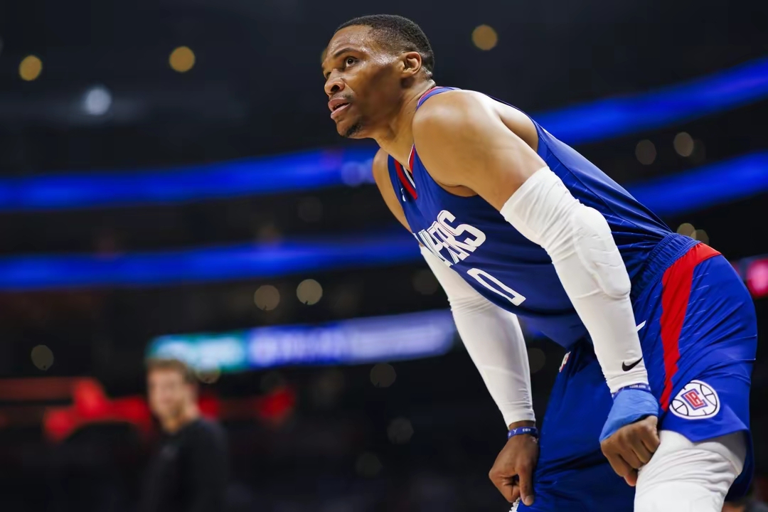 里昂发布备战花絮，集结日状态回暖，NBA季后赛任务艰巨，心理建设被强调的简单介绍